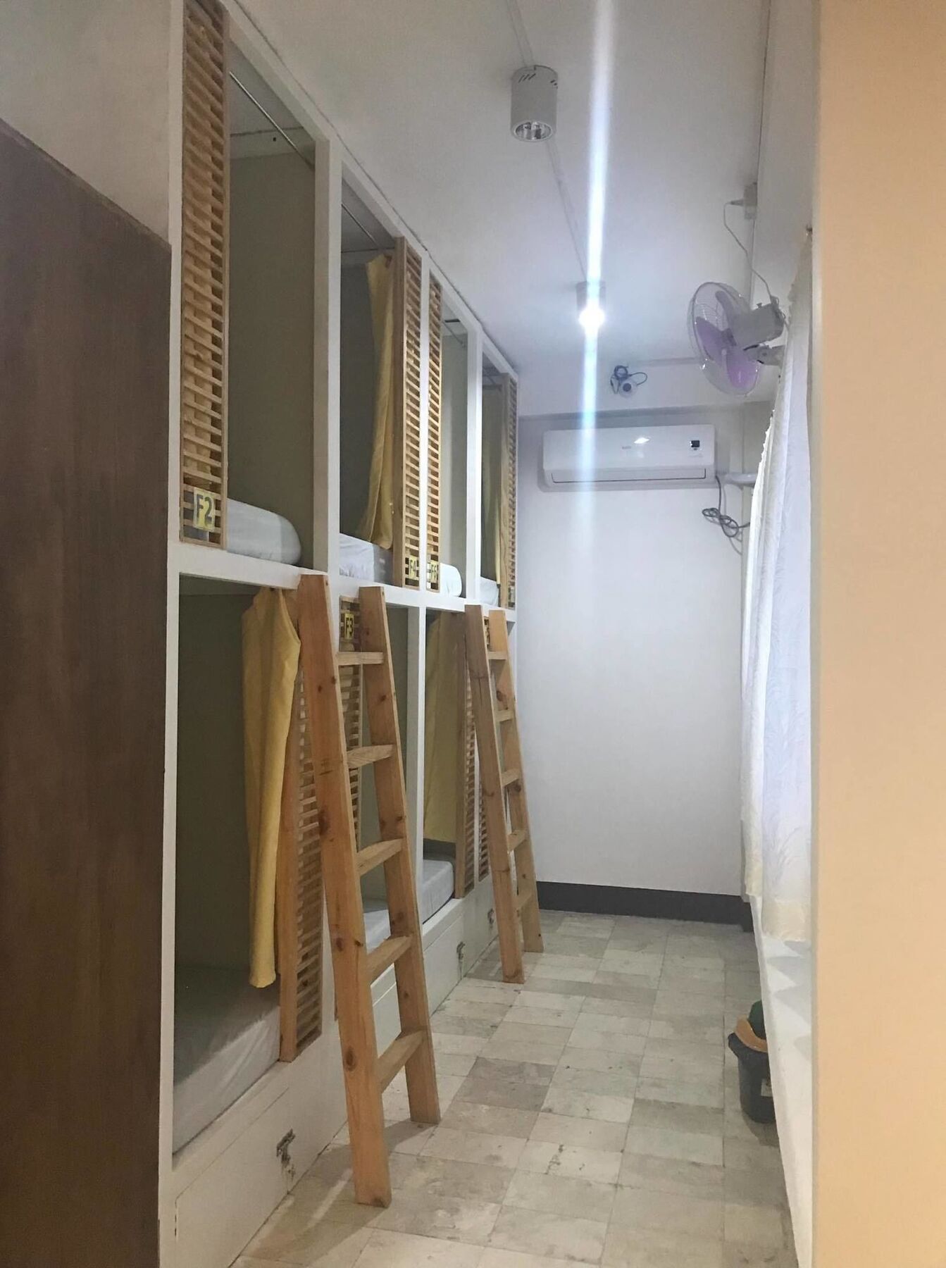 His Capsule Hostel 따끌로반 외부 사진